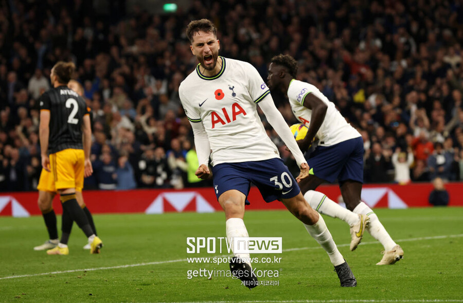 ▲ 사태의 심각성을 인지한 벤탄쿠르는 자신의 소셜네트워크서비스(SNS)를 통해 사과문을 게시했다. 그는 “나의 형제 쏘니, 방금 일어난 일에 대해서 사과할게. 누군가를 비하하거나 악의적인 의도는 없었어. 그것은 정말 나쁜 농담이었어. 사랑해 손흥민”이라고 언급했다. 하지만 이 사과문에는 진정성에 대한 의문이 제기되고 있다. 사과문은 24시간 뒤에 자동으로 삭제되는 인스타그램 스토리에 올라왔기 때문이다. 결국 사과문은 24시간 뒤에 삭제됐다.