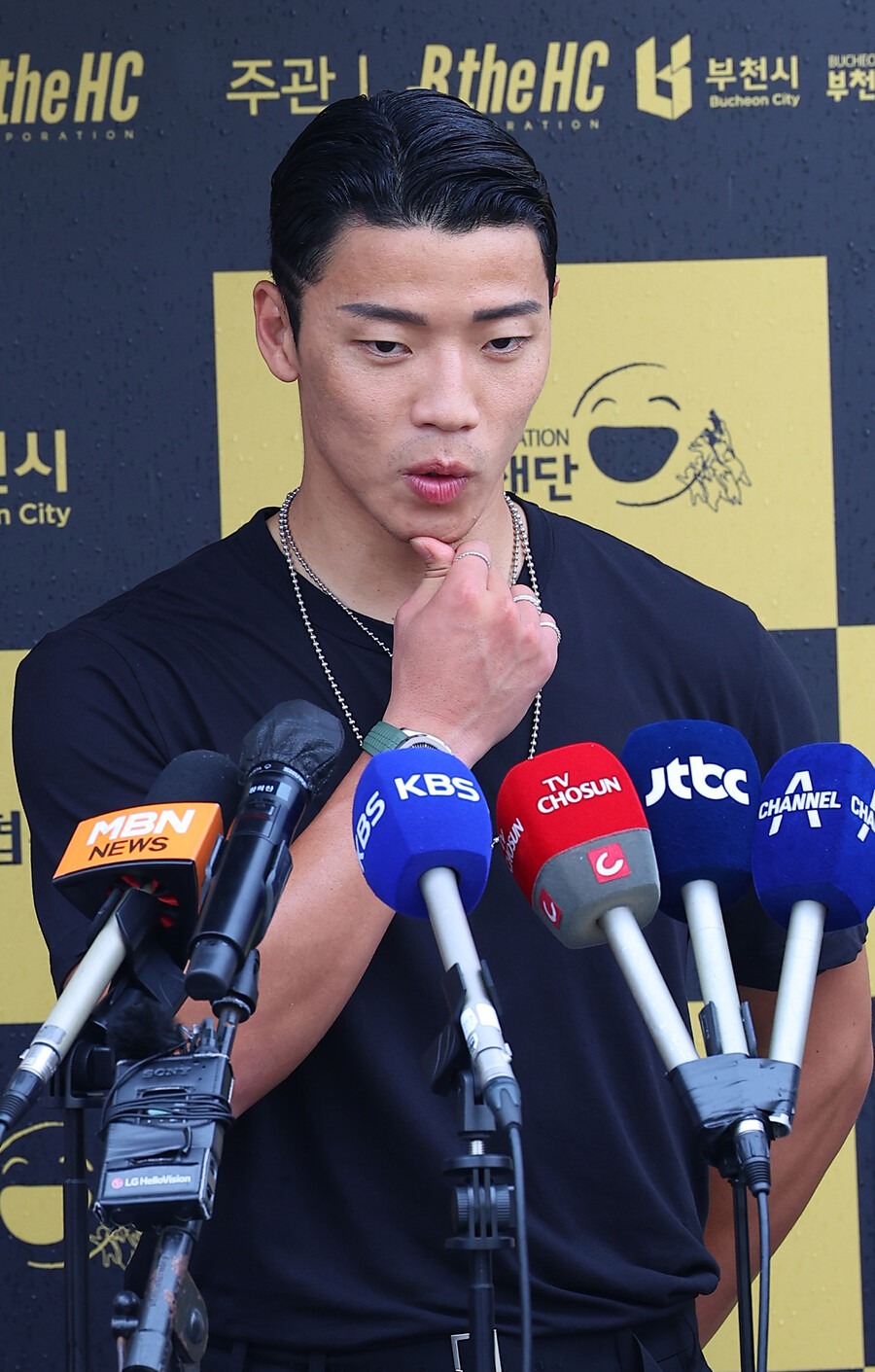 ▲ 취재진과의 인터뷰에서도 더 나은 다음 시즌을 약속한 황희찬, 팬들은 현장에서 황희찬의 소감을 듣고 환호하는 모습이었다. ⓒ연합뉴스