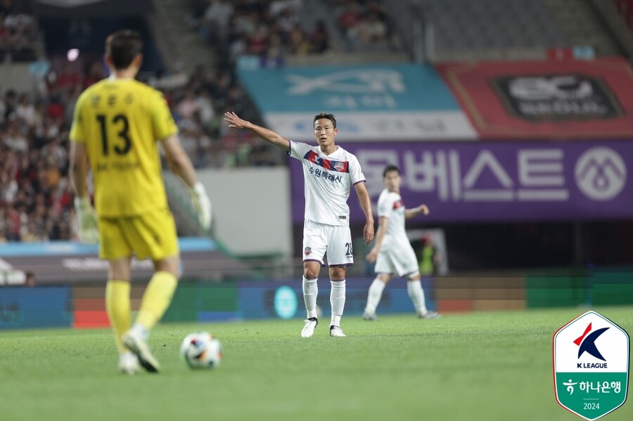 ▲ 수원FC에 입단한 손준호는 22일 서울월드컵경기장에서 열린 FC서울과의 하나은행 K리그1 2024 18라운드에 대기 명단에 있었고 후반 15분 교체로 그라운드를 밟았다. ⓒ한국프로축구연맹