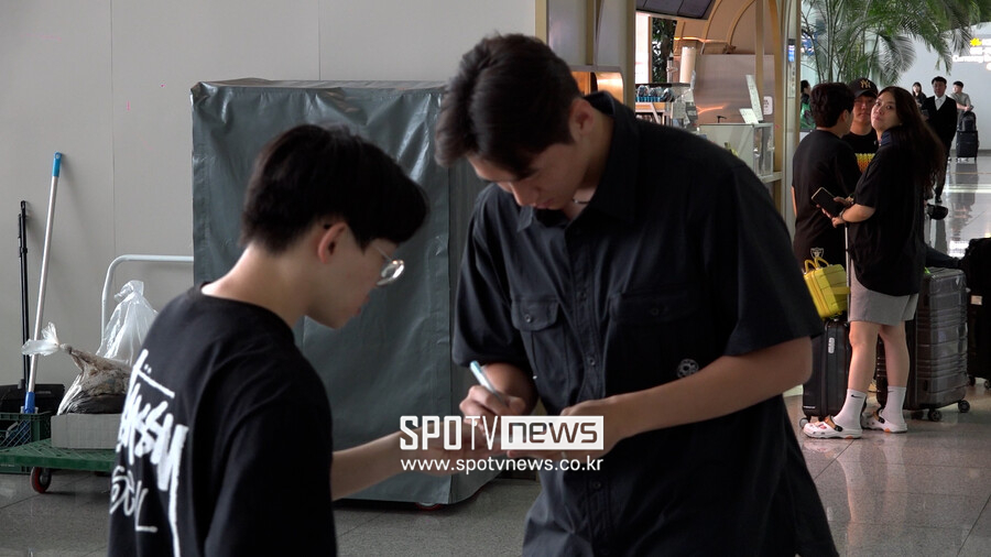 ▲ 브렌트포드 구단은 "수비수 김지수와 골키퍼 벤 윈터보텀이 1군으로 승격했다. 이 젊은 선수 2명은 2024-25시즌 개막부터 토마스 프랭크 감독이 이끄는 선수단에 합류한다"라고 발표했다. 지난해 6월 프로축구 성남FC를 떠나 브렌트포드에 입단한 김지수는 2군 격인 구단 B팀에서만 뛰었다. 29경기에 출전해 1골을 기록했다. 1군에서는 한 경기도 뛰지 못했지만, 새 시즌부터 본격적으로 프리미어리그 무대를 경험하게 된다.