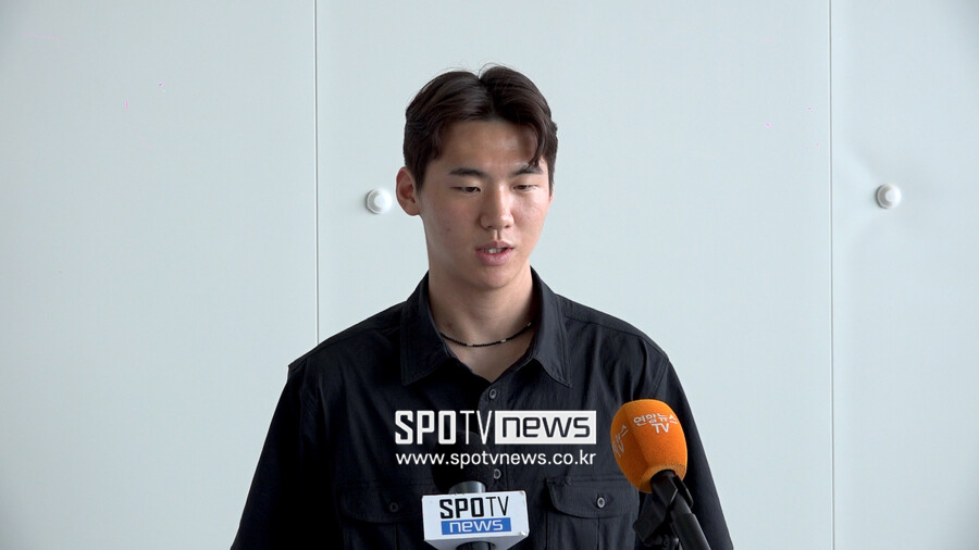 ▲ 브렌트포드 구단은 "수비수 김지수와 골키퍼 벤 윈터보텀이 1군으로 승격했다. 이 젊은 선수 2명은 2024-25시즌 개막부터 토마스 프랭크 감독이 이끄는 선수단에 합류한다"라고 발표했다. 지난해 6월 프로축구 성남FC를 떠나 브렌트포드에 입단한 김지수는 2군 격인 구단 B팀에서만 뛰었다. 29경기에 출전해 1골을 기록했다. 1군에서는 한 경기도 뛰지 못했지만, 새 시즌부터 본격적으로 프리미어리그 무대를 경험하게 된다.