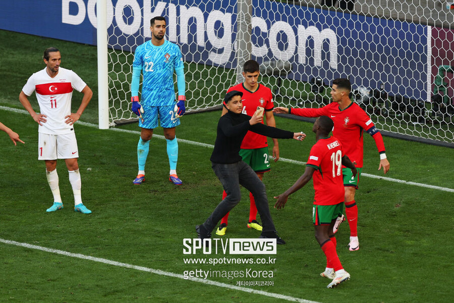 ▲ 득점력 하나 만큼은 호날두가 최고다. 잉글랜드 프리미어리그, 스페인 프리메라리가, 이탈리아 세리에A 등 유럽 빅리그에서 모두 득점왕을 차지했던 호날두는 이제 사우디아라비아에서도 골든부트를 차지했다. 전혀 다른 4개 리그에서 득점왕을 휩쓴 건 호날두가 세계 최초다. A매치에서도 아일랜드를 상대로 멀티골을 뽑아내면서 130골까지 늘려 최다 기록을 계속 갱신했다. 이제는 유로에서도 최다 득점에 이어 최다 어시스트까지 달성하며 최고임을 증명했다.