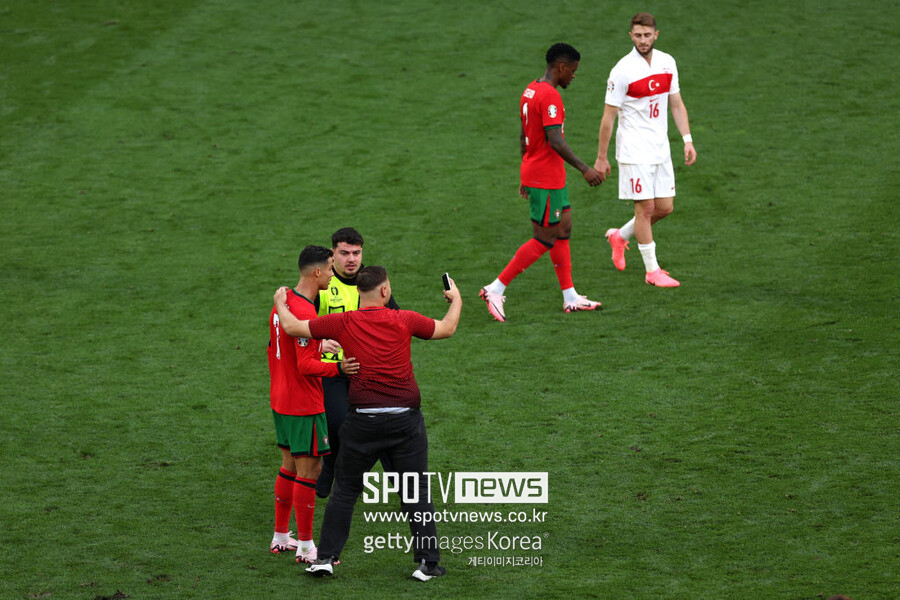 ▲ 포르투갈 국가대표팀은 23일(한국시간) 독일의 BVB 슈타디온 도르트문트에서 열린 유럽축구연맹(UEFA) 유로 2024에서 튀르키예를 3-0으로 제압했다. 이날 승리로 앞선 체코전에서 2-1 승리를 거둔 포르투갈은 16강 조기 진출을 확정했다. 
