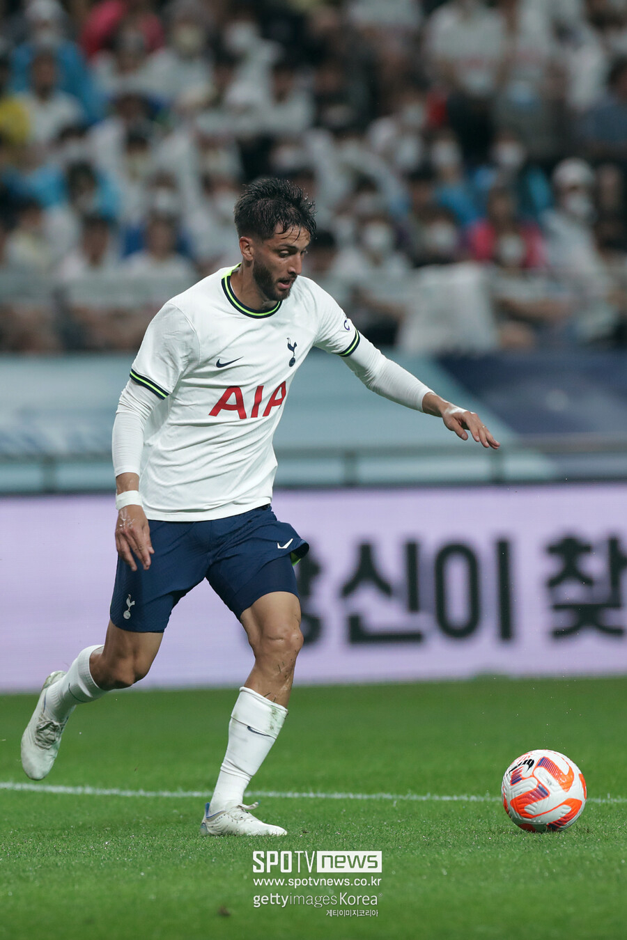 ▲ 벤탄쿠르가 우루과이 TV프로그램에 출연해 "난 당신의 유니폼을 가지고 있다. 다른 유명한 한국인 선수 유니폼을 줄 수 있냐"라고 묻자 "손흥민?"이라고 말하더니 "손흥민 사촌 유니폼은 어떤가, 다 똑같이 생겼으니까"라고 배시시 웃었다.명백한 인종차별적 발언이었다. 사회관계망서비스(SNS)를 통해 퍼졌고 영국 공영방송 'BBC'까지 소개됐다. 국제인권자선단체까지 토트넘과 프리미어리그 사무국에 항의하자 벤탄쿠르가 1차에 이어 2차 사과문을 게재했다
