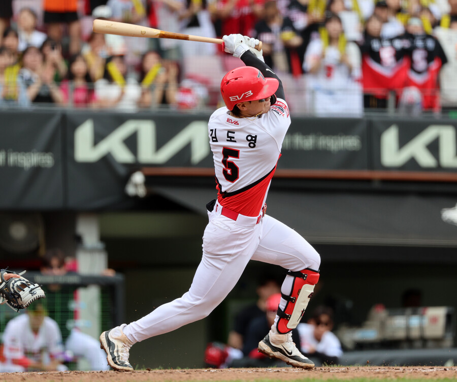 아홉수 따위 없었던 김도영, 괴물 류현진 상대로 20-20 달성… 이제 MVP 향해 달린다