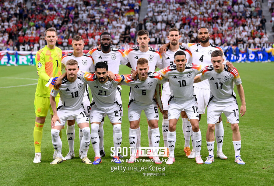 ▲ 독일은 24일(한국시간) 독일 프랑크푸르트 아레나에서 열린 유럽축구연맹(UEFA) 유로 2024 A조 3차전에서 스위스와 1-1 무승부를 거뒀다. 독일은 전반전 스위스의 은도이에게 선제골을 내주며 오랜 시간 동안 끌려갔다. 하지만 경기 종료 직전에 나온 니클라스 퓔크루크의 동점 골로 승점 1점을 획득했고, 조 1위로 16강에 진출했다.