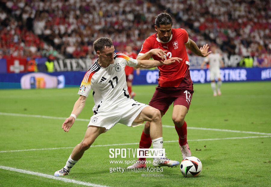 ▲ 독일은 24일(한국시간) 독일 프랑크푸르트 아레나에서 열린 유럽축구연맹(UEFA) 유로 2024 A조 3차전에서 스위스와 1-1 무승부를 거뒀다. 독일은 전반전 스위스의 은도이에게 선제골을 내주며 오랜 시간 동안 끌려갔다. 하지만 경기 종료 직전에 나온 니클라스 퓔크루크의 동점 골로 승점 1점을 획득했고, 조 1위로 16강에 진출했다. 