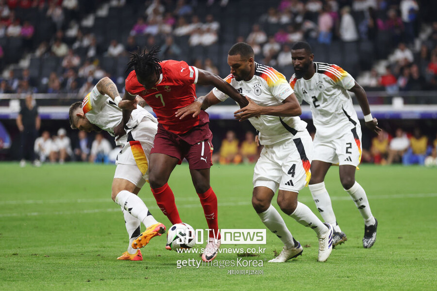 ▲ 독일은 24일(한국시간) 독일 프랑크푸르트 아레나에서 열린 유럽축구연맹(UEFA) 유로 2024 A조 3차전에서 스위스와 1-1 무승부를 거뒀다. 독일은 전반전 스위스의 은도이에게 선제골을 내주며 오랜 시간 동안 끌려갔다. 하지만 경기 종료 직전에 나온 니클라스 퓔크루크의 동점 골로 승점 1점을 획득했고, 조 1위로 16강에 진출했다. 
