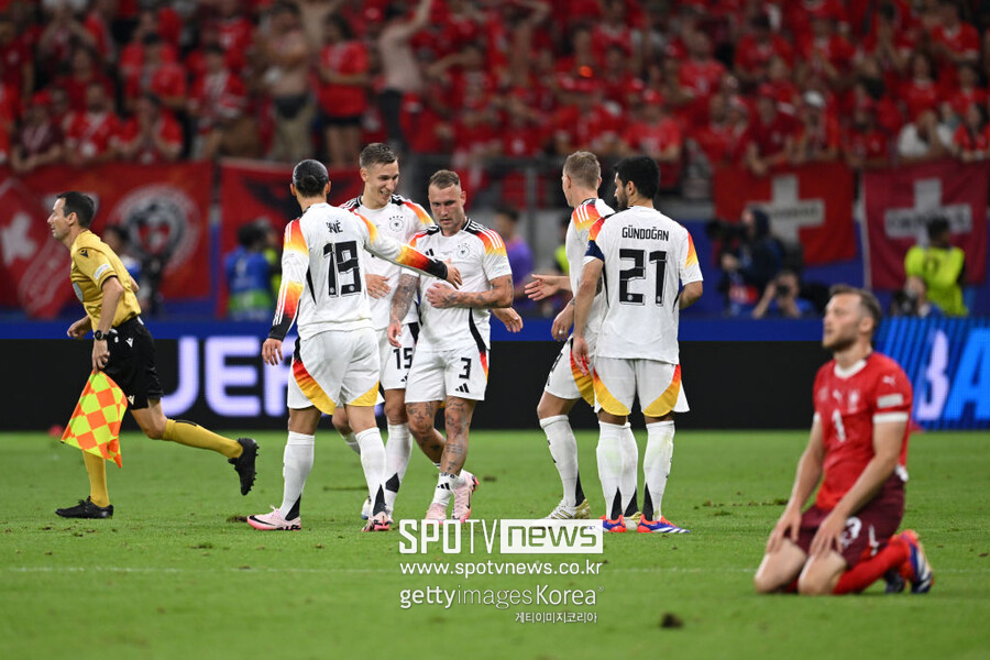 ▲ 독일은 24일(한국시간) 독일 프랑크푸르트 아레나에서 열린 유럽축구연맹(UEFA) 유로 2024 A조 3차전에서 스위스와 1-1 무승부를 거뒀다. 독일은 전반전 스위스의 은도이에게 선제골을 내주며 오랜 시간 동안 끌려갔다. 하지만 경기 종료 직전에 나온 니클라스 퓔크루크의 동점 골로 승점 1점을 획득했고, 조 1위로 16강에 진출했다. 