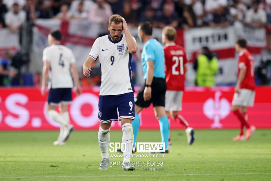 ▲ '축구 전문가와 비평가들은 치어리더가 아니다' 영국 언론이 응원보다 비판이 거센 자국 국가대표 선배들에게 아쉬움을 표한 해리 케인에게 오히려 더 강한 질책을 했다. 무작정 응원만 하는 게 선수단에 도움이 되지 않는다고 강조하며 케인이 더 잘해야 한다고 깨달음이 필요하다는 추가 지적까지 했다.