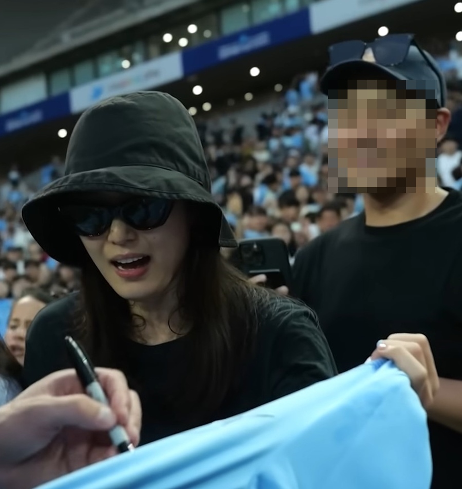 전지현, '훈남' 남편·유니폼 입은 두 아들과 독일서 축구 직관 포착