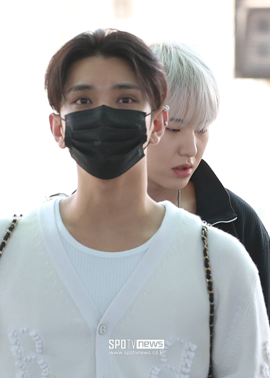 [포토S] 세븐틴 호시, '조슈아 뒤에서 빼꼼'