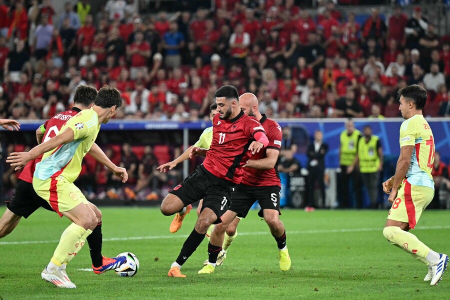 ▲ 스페인은 독일 뒤셀도르프 뒤셀도르프아레나에서 열린 유럽축구연맹(UEFA) 유럽축구선수권대회(유로2024) B조 조별리그 최종전(3차전)에서 알바니아를 1-0으로 제압했다. 스페인 입장에서 부담은 없었다.  '죽음의 조'였지만 앞선 두 경기를 모두 잡아내며 일찍이 녹아웃스테이지(토너먼트) 진출을 확정했다. 알바니아전에서 그동안 뛰지 못했던 선수들에게 기회를 줬다. 주전 선수들의 체력 안배와 로테이션 선수들에게 출전 시간 보장이었다. 전반부터 매섭게 몰아치더니 득점으로 기선제압에 성공했다 ⓒ연합뉴스/AFP