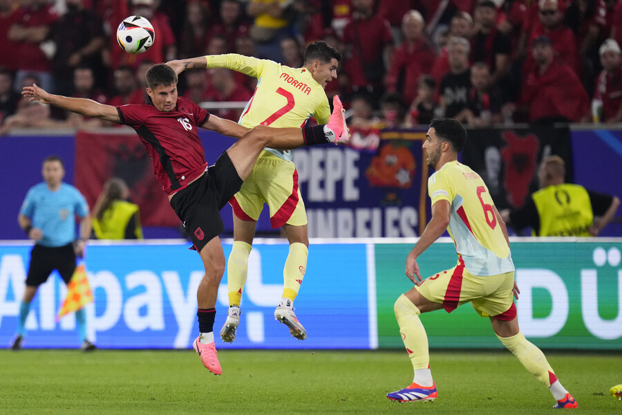 ▲ 스페인은 독일 뒤셀도르프 뒤셀도르프아레나에서 열린 유럽축구연맹(UEFA) 유럽축구선수권대회(유로2024) B조 조별리그 최종전(3차전)에서 알바니아를 1-0으로 제압했다. 스페인 입장에서 부담은 없었다.  '죽음의 조'였지만 앞선 두 경기를 모두 잡아내며 일찍이 녹아웃스테이지(토너먼트) 진출을 확정했다. 알바니아전에서 그동안 뛰지 못했던 선수들에게 기회를 줬다. 주전 선수들의 체력 안배와 로테이션 선수들에게 출전 시간 보장이었다. 전반부터 매섭게 몰아치더니 득점으로 기선제압에 성공했다 ⓒ연합뉴스/AFP