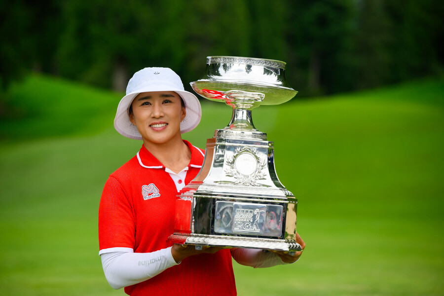 ▲ 양희영은 미국 워싱턴주 서매미시 사할리컨트리클럽에서 열린 미국여자프로골프(LPGA) 투어 KPMG 위민스 PGA 챔피언십에서 최종합계 7언더파 281타를 기록, 2위 그룹을 3타 차로 따돌리고 정상을 밟았다. 16년 만에 메이저 대회 우승에 성공하며 파리올림픽 출전 막차를 타게 됐다. 베테랑 신지애가 랭킹 27위로 올림픽 출전이 무산되면서 양희영·고진영·김효주 총 3명이 파리 올림픽에 출전하게 됐다 ⓒ연합뉴스/AP