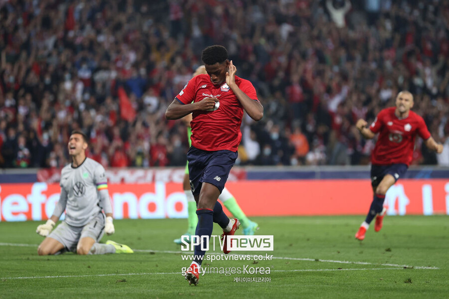 ▲ 영국 매체 ‘풋볼 인사이더’는 25일(한국시간) “토트넘 홋스퍼는 조나단 데이비드 영입을 위해 접촉했다”라고 전했다. 토트넘은 올여름 새로운 최전방 공격수를 찾고 있으며, 후보 중 한 명으로 데이비드를 낙점했다. 영국 ‘풋볼 런던’ 소속이자 토트넘 내부 소식에 정통한 알레스데어 골드 기자 역시 “토트넘의 스트라이커 후보에 데이비드가 있다”라고 전했던 바가 있다.