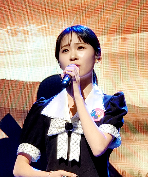 ▲ 25일 열린 6.25전쟁 74주년 기념 행사에서 '비내리는 고모령'과 '전선야곡'을 부른 김다현. 출처|김다현 인스타그램