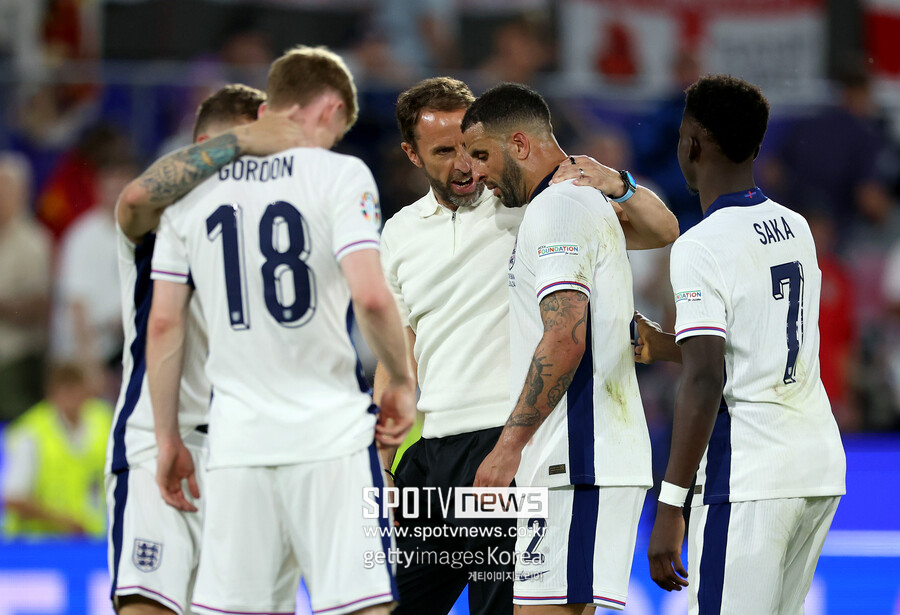 ▲ 잉글랜드는 독일 쾰른에 위치한 쾰른스타디움에서 열린 유럽축구연맹(UEFA) 유럽축구선수권대회(유로2024) C조 조별리그 3차전(최종전)에서 슬로베니아와 0-0으로 비겼다. 압도적인 스쿼드에 비해 형편없는 경기력이었다. 전날 잉글랜드 대표팀 기자회견에서는 '손흥민' 이름이 나왔다. 현지 취재진은 케인에게 "덴마크전에서 팀 경기력이 좋지 않았다. 늘 당신 주변엔 손흥민, 르로이 사네 등 발 빠른 윙어들이 있었다. 하지만 현재 잉글랜드 스쿼드에서 벨링엄, 필 포든은 10번 자리에 활약하려고 한다"라고 질문했다. 케인은 "시간이 지나면 서로에 대한 이해가 더 높아지고 나아질 것이다. 물론 공격 상황에는 더 위협적이어야 한다"라고 답했다