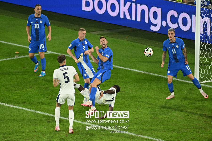 ▲ 잉글랜드는 독일 쾰른에 위치한 쾰른스타디움에서 열린 유럽축구연맹(UEFA) 유럽축구선수권대회(유로2024) C조 조별리그 3차전(최종전)에서 슬로베니아와 0-0으로 비겼다. 압도적인 스쿼드에 비해 형편없는 경기력이었다. 전날 잉글랜드 대표팀 기자회견에서는 '손흥민' 이름이 나왔다. 현지 취재진은 케인에게 "덴마크전에서 팀 경기력이 좋지 않았다. 늘 당신 주변엔 손흥민, 르로이 사네 등 발 빠른 윙어들이 있었다. 하지만 현재 잉글랜드 스쿼드에서 벨링엄, 필 포든은 10번 자리에 활약하려고 한다"라고 질문했다. 케인은 "시간이 지나면 서로에 대한 이해가 더 높아지고 나아질 것이다. 물론 공격 상황에는 더 위협적이어야 한다"라고 답했다