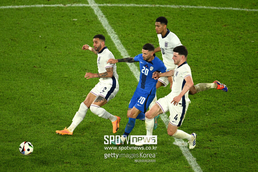▲ 잉글랜드는 독일 쾰른에 위치한 쾰른스타디움에서 열린 유럽축구연맹(UEFA) 유럽축구선수권대회(유로2024) C조 조별리그 3차전(최종전)에서 슬로베니아와 0-0으로 비겼다. 압도적인 스쿼드에 비해 형편없는 경기력이었다. 전날 잉글랜드 대표팀 기자회견에서는 '손흥민' 이름이 나왔다. 현지 취재진은 케인에게 "덴마크전에서 팀 경기력이 좋지 않았다. 늘 당신 주변엔 손흥민, 르로이 사네 등 발 빠른 윙어들이 있었다. 하지만 현재 잉글랜드 스쿼드에서 벨링엄, 필 포든은 10번 자리에 활약하려고 한다"라고 질문했다. 케인은 "시간이 지나면 서로에 대한 이해가 더 높아지고 나아질 것이다. 물론 공격 상황에는 더 위협적이어야 한다"라고 답했다