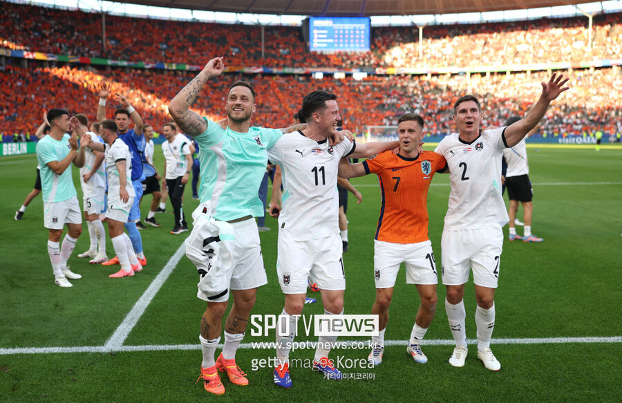 ▲ 네덜란드 축구대표팀은 26일(한국시간) 독일 BVB 슈타디온 도르트문트에서 열린 유럽축구연맹(UEFA) 유로 2024 D조 3차전에서 오스트리아에 2-3으로 충격패를 당했다. 이날 경기 전까지 조 선두를 달리고 있던 네덜란드는 3위로 추락했다. 하지만 다른 조의 3위 팀들에 비해 가장 성적이 좋았고, 겨우 16강 진출을 확정할 수 있게 됐다. 반면 오스트리아는 프랑스와 네덜란드를 누르고 선두를 차지하는 이변을 연출했다.