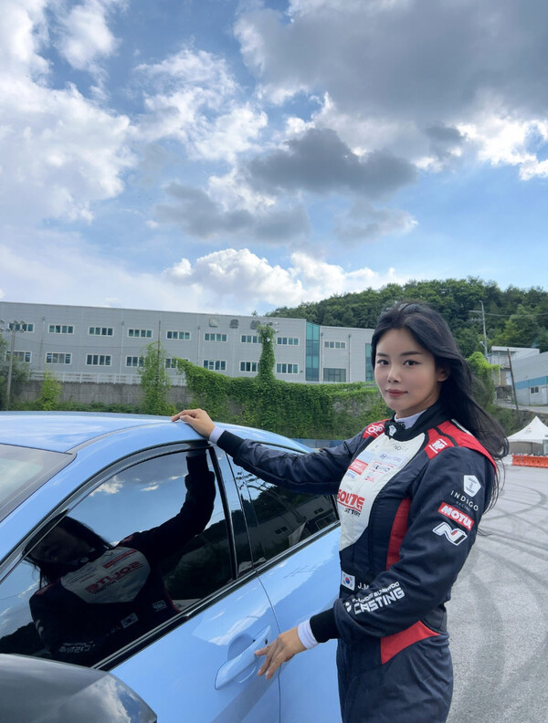 ▲ 카레이서 슈트를 입고 포즈를 취한 조정민. 출처|조정민 인스타그램