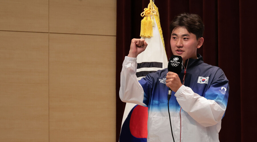 ▲ 이기흥 대한체육회장, 정강선 올림픽 선수단장, 장재근 선수촌장과 김제덕(양궁), 서승재(배드민턴), 김한솔(체조), 김하윤(유도), 황선우(수영), 박태준(태권도), 임종훈(탁구), 박혜정(역도) 등 국가대표 선수들이 26일 충북 진천국가대표선수촌 챔피언하우스에서 열린 2024 파리하계올림픽 D-30 미디어데이에 참가했다. ⓒ 연합뉴스