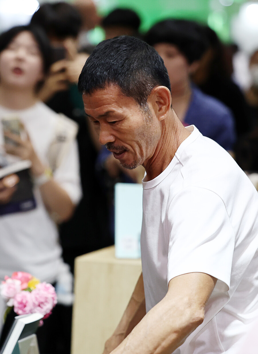 [공식입장] '아동학대 혐의' 손웅정 감독 반박 "상처받은 아이와 가족분께 죄송, 고소인 주장과 진실은 달라"