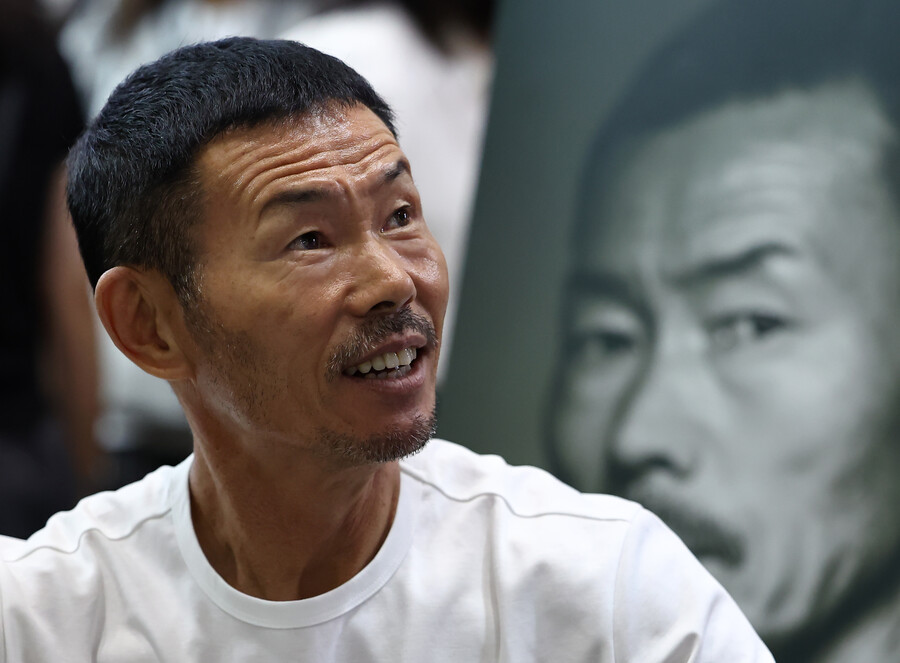 ▲ 손웅정 감독은 26일 'SON 아카데미' 공식 채널을 통해 감독과 코치진들이 유소년 선수에게 욕설과 체벌 등을 한 사실이 알려져 아동학대 혐의로 피소된 사실에 관해 알렸다. "마음의 상처를 받은 아이와 그 가족분들께 깊은 사과의 뜻을 전한다"라며 "국민 여러분께 죄송하고 송구스럽다는 말씀드린다"라며 고개를 숙인 뒤 "고소인의 주장사실은 진실과는 다른 부분이 많다. 사실관계를 왜곡하거나 숨기지 않고, 가감없이 밝히며 수사 에 적극적으로 협조하고 있다"라며 현재 진행 상황을 알렸다 ⓒ연합뉴스, 사진은 본문 내용과 관계없음