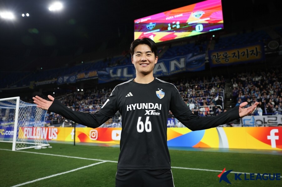 ▲ 설영우가 유스부터 몸담았던 울산을 떠난다. 행선지는 황인범이 뛰고 있는 츠르베나 즈베즈다. 올해 초부터 해외 복수 구단들의 러브콜을 받기 시작했다. 그중 세르비아 수페르리가 소속의 FK 츠르베나 즈베즈다가 올해 초부터 설영우에게 적극적인 관심을 보여왔다. 여름에 양 측이 합의 조건을 좁혔고 설영우 이적을 확정하게 됐다. 설영우는 유럽행이 끝난 뒤에 K리그에 돌아온다면 무조건 울산이라고 못 박았다 ⓒ한국프로축구연맹