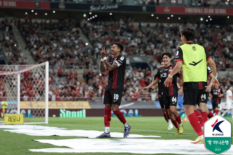 [현장 REVIEW] 인사드립니다. '린가드 데뷔골'입니다! 서울, 린가드-류재문 연속골로 강원 2-0 제압