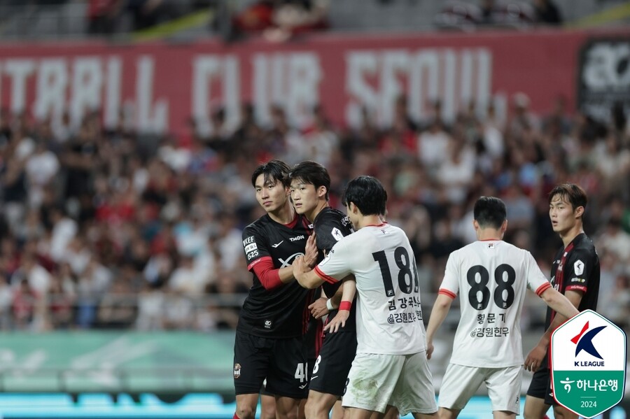 ▲ FC서울은 26일 오후 8시 상암월드컵경기장에서 열린 2024 하나은행 K리그1 19라운드에서 강원FC에 2-0 승리를 거뒀다. 그리고 이날 주장 완장을 차고 선발 출전한 제시 린가드는 드디어 데뷔골을 신고했다. 그는 후반전에 서울이 얻어낸 페널티킥을 직접 처리했고, 서울 입단 이후 첫 골을 성공시켰다. 이후 서울은 류재문의 추가골을 더해 승점 3점을 챙기는 데 성공했다.  ⓒ한국프로축구연맹