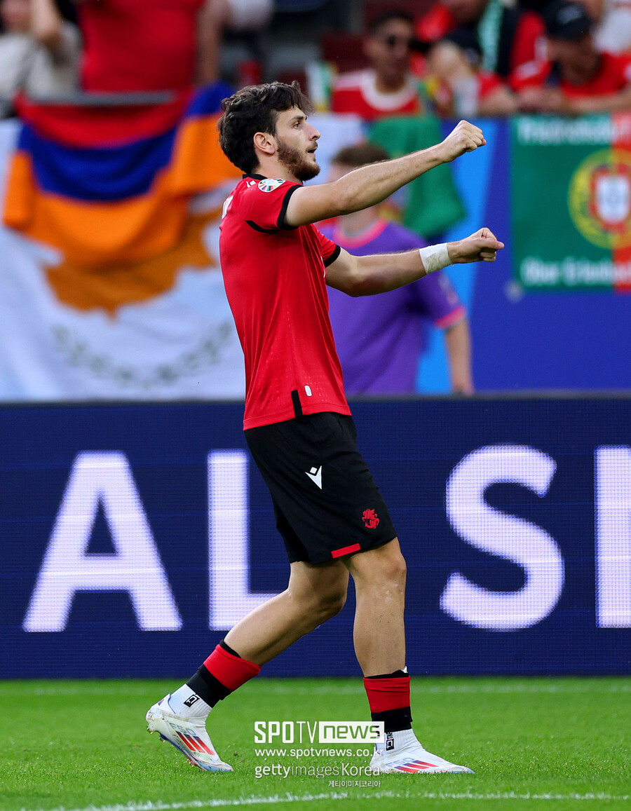 ▲ FIFA 랭킹 74위 조지아가 유로 2024에서 이변을 만들었다. 27일(한국시간) 독일 겔젠키르헨 아레나 아우프샬케에서 열린 유럽축구연맹(UEFA) 유럽축구선수권대회(유로2024) F조 조별리그 3차전(최종전)에서 포르투갈을 2-0으로 꺾었다. 나폴리 간판 스타인 흐비차 크바라츠헬리아는 선제 결승골과 함께 포르투갈 수비진을 위협하며 이날 경기 최우수선수(MOM)에 선정됐다. 조지아는 16강전에서 스페인을 상대로 두 번째 기적에 도전한다.