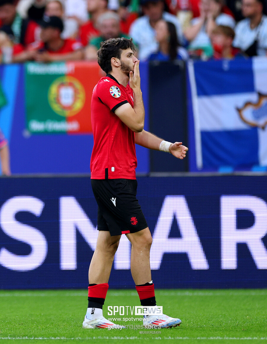 ▲ FIFA 랭킹 74위 조지아가 유로 2024에서 이변을 만들었다. 27일(한국시간) 독일 겔젠키르헨 아레나 아우프샬케에서 열린 유럽축구연맹(UEFA) 유럽축구선수권대회(유로2024) F조 조별리그 3차전(최종전)에서 포르투갈을 2-0으로 꺾었다. 나폴리 간판 스타인 흐비차 크바라츠헬리아는 선제 결승골과 함께 포르투갈 수비진을 위협하며 이날 경기 최우수선수(MOM)에 선정됐다. 조지아는 16강전에서 스페인을 상대로 두 번째 기적에 도전한다.