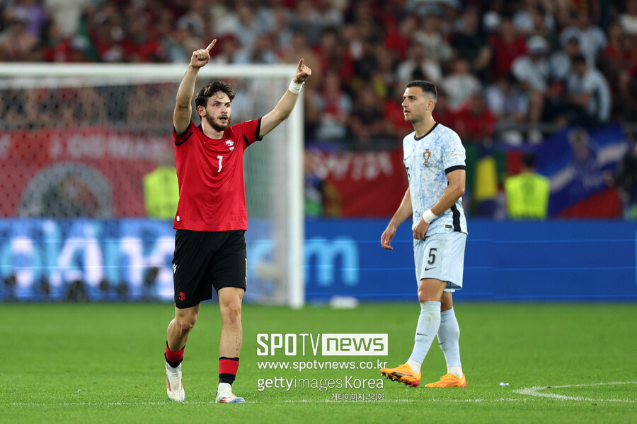 ▲ FIFA 랭킹 74위 조지아가 유로 2024에서 이변을 만들었다. 27일(한국시간) 독일 겔젠키르헨 아레나 아우프샬케에서 열린 유럽축구연맹(UEFA) 유럽축구선수권대회(유로2024) F조 조별리그 3차전(최종전)에서 포르투갈을 2-0으로 꺾었다. 나폴리 간판 스타인 흐비차 크바라츠헬리아는 선제 결승골과 함께 포르투갈 수비진을 위협하며 이날 경기 최우수선수(MOM)에 선정됐다. 조지아는 16강전에서 스페인을 상대로 두 번째 기적에 도전한다.