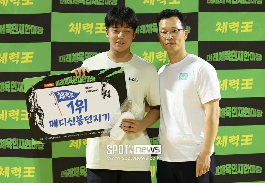 ▲메디신볼던지기 1위를 차지한 학생과 서울시교육청 체육건강예술교육과 전흥수 장학사가 사진을 찍고 있다. ⓒ곽혜미 기자