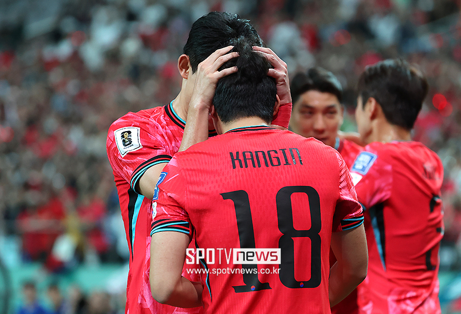 ▲ 한국은 이날 3차 예선 조 추첨에 앞서 FIFA랭킹 22위를 유지하며 톱시드를 가져오는 데 성공했다. 자연스레 아시아 팀 중에서 3위가 된 한국은 일본(17위)과 이란(20위)라는 까다로운 상대를 피했다. 그리고 한국은 A,C조에 비해 상대적으로 수월한 B조에 편성됐다. 가장 눈에 띄는 상대는 역시 요르단이다. 지난 아시안컵 4강에서 한국을 무너뜨린 장본인이다. 한국은 아시안컵에서 조별리그까지 포함해 요르단을 두 번 만났는데 1무 1패로 고전했다. 자연스레 한국은 3차 예선에서 아시안컵의 복수를 다짐하고 있다. ⓒ곽혜미 기자