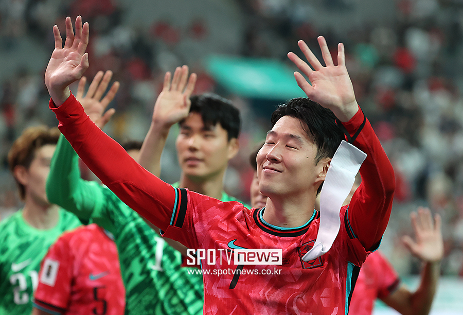▲ 한국은 이날 3차 예선 조 추첨에 앞서 FIFA랭킹 22위를 유지하며 톱시드를 가져오는 데 성공했다. 자연스레 아시아 팀 중에서 3위가 된 한국은 일본(17위)과 이란(20위)라는 까다로운 상대를 피했다. 그리고 한국은 A,C조에 비해 상대적으로 수월한 B조에 편성됐다. 가장 눈에 띄는 상대는 역시 요르단이다. 지난 아시안컵 4강에서 한국을 무너뜨린 장본인이다. 한국은 아시안컵에서 조별리그까지 포함해 요르단을 두 번 만났는데 1무 1패로 고전했다. 자연스레 한국은 3차 예선에서 아시안컵의 복수를 다짐하고 있다. ⓒ곽혜미 기자