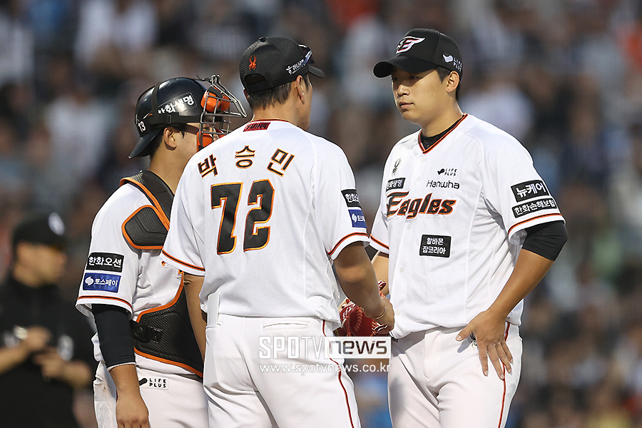 [포토S] 박승민 코치와 얘기하는 김기중