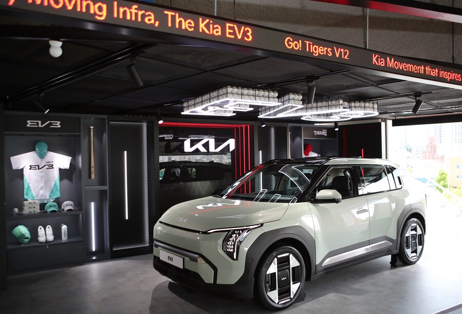 KIA, 29일 키움전에 ‘기아 EV3 데이’ 개최…시구 코미디언 엄지윤 나선다