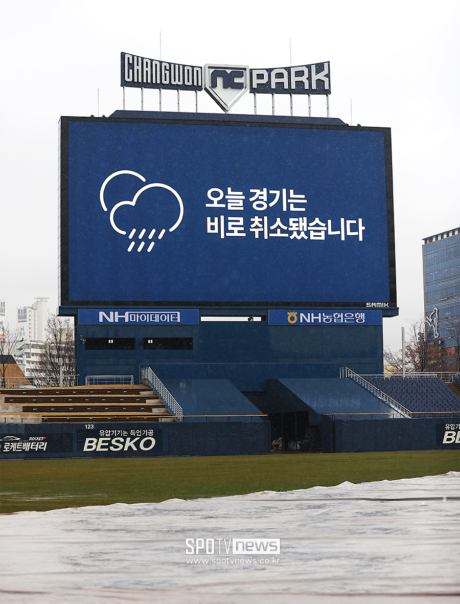 ▲ 우천취소를 안내하는 창원NC파크 전광판. NC와 LG는 28일 창원NC파크에서 맞대결을 펼칠 예정이었으나 경기는 우천취소로 인해 열리지 않았다. ⓒ곽혜미 기자