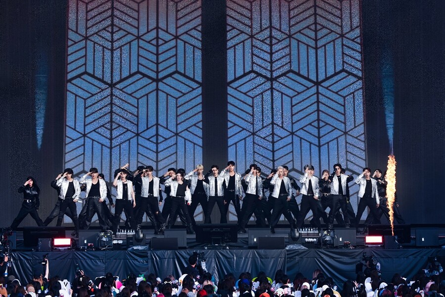 세븐틴, 초대형 스타디움 투어→'글래스턴베리' 접수…하반기 더 뜨겁다