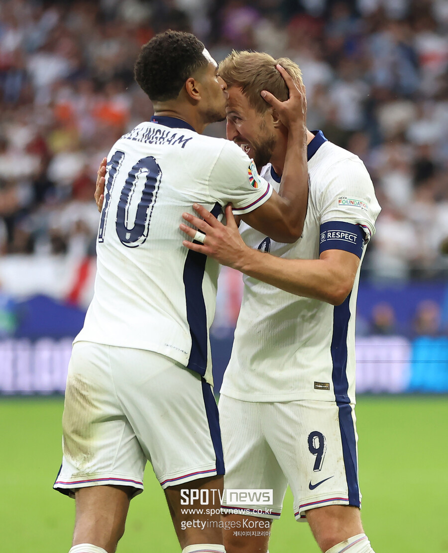 ▲ 잉글랜드는 독일 겔젠키르헨에 위치한 아레나 아우프샬케에서 열린 유럽축구연맹(UEFA) 유럽축구선수권대회(유로2024) 16강전에서 슬로바키아에 2-1로 이겼다. 한 수 아래 팀에 연장 혈투 끝 진땀 승리로 8강 진출에 성공했다. 하지만 영국 공영방송 'BBC'는 "잉글랜드가 유로2024 8강에 진출했다. 우리는 이것이 잉글랜드 축구 정체성이라는 걸 받아들여야 한다. 벨링엄이 세계적인 마무리로 우리를 구했다. 우리는 정말 끔찍했다. 슬로바키아에 1실점을 했을 때 동점골을 넣을 거라는 희망이 보이지 않았다. 암울했다"라고 비판했다