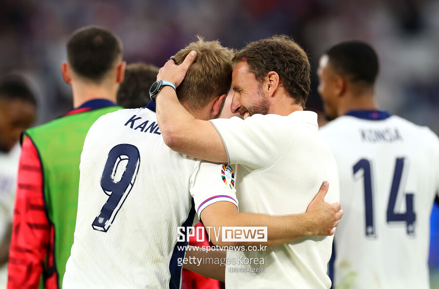 ▲ 잉글랜드는 독일 겔젠키르헨에 위치한 아레나 아우프샬케에서 열린 유럽축구연맹(UEFA) 유럽축구선수권대회(유로2024) 16강전에서 슬로바키아에 2-1로 이겼다. 한 수 아래 팀에 연장 혈투 끝 진땀 승리로 8강 진출에 성공했다. 하지만 영국 공영방송 'BBC'는 "잉글랜드가 유로2024 8강에 진출했다. 우리는 이것이 잉글랜드 축구 정체성이라는 걸 받아들여야 한다. 벨링엄이 세계적인 마무리로 우리를 구했다. 우리는 정말 끔찍했다. 슬로바키아에 1실점을 했을 때 동점골을 넣을 거라는 희망이 보이지 않았다. 암울했다"라고 비판했다