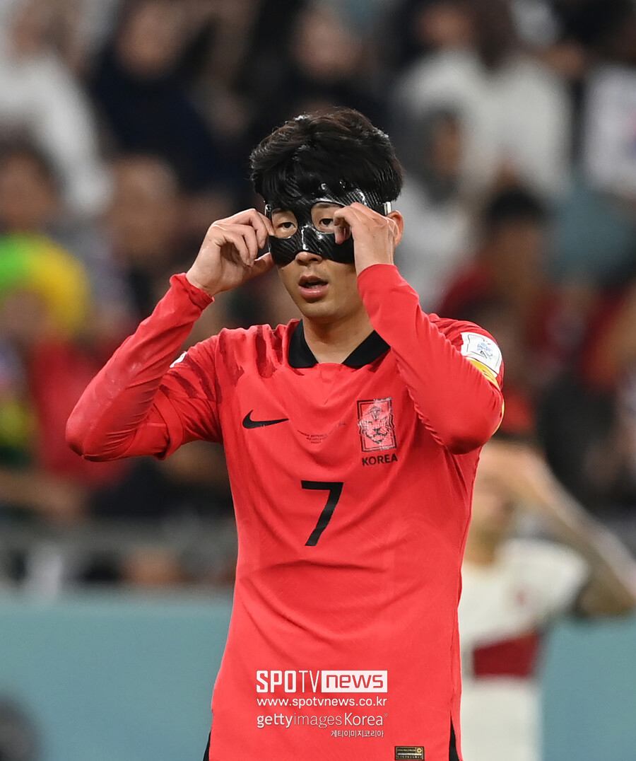 ▲ 음바페가 유로2024에서 안면 보호 마스크를 쓰고 출전하고 있다. 카타르 월드컵에서 손흥민과 같았다. 손흥민은 카타르 월드컵 직전 챔피언스리그에서 안와골절 부상을 당했고 특수 제작한 마스크를 쓰고 조별리그 일정을 치렀다. 16강 진출을 위해 반드시 이겨야했던 포르투갈전에선 경기 막판 안면 보호 마스크를 벗고 손에 쥔 채 투혼을 발휘했다. 유로에서 마스크를 쓴 음바페는 "마스크를 쓰고 뛰는 건 정말 끔찍하다. 정말 어렵다. 마스크가 시야를 제한한다. 벗을 수만 있다면 벗고 싶다"고 털어놨다