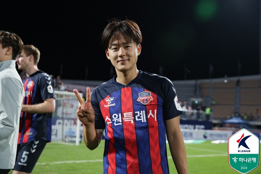 ▲ 이승우는 현재 국내외를 가리지 않고 다양한 이적 제안을 받고 있는 것으로 알려졌다. 계속되는 활약에 영입을 원하는 팀들이 줄을 섰다. 게다가 이승우는 이번 시즌이 끝난 후 수원과 계약이 만료돼 2025년에는 더욱 큰 관심을 불러모을 전망이다.  ⓒ한국프로축구연맹