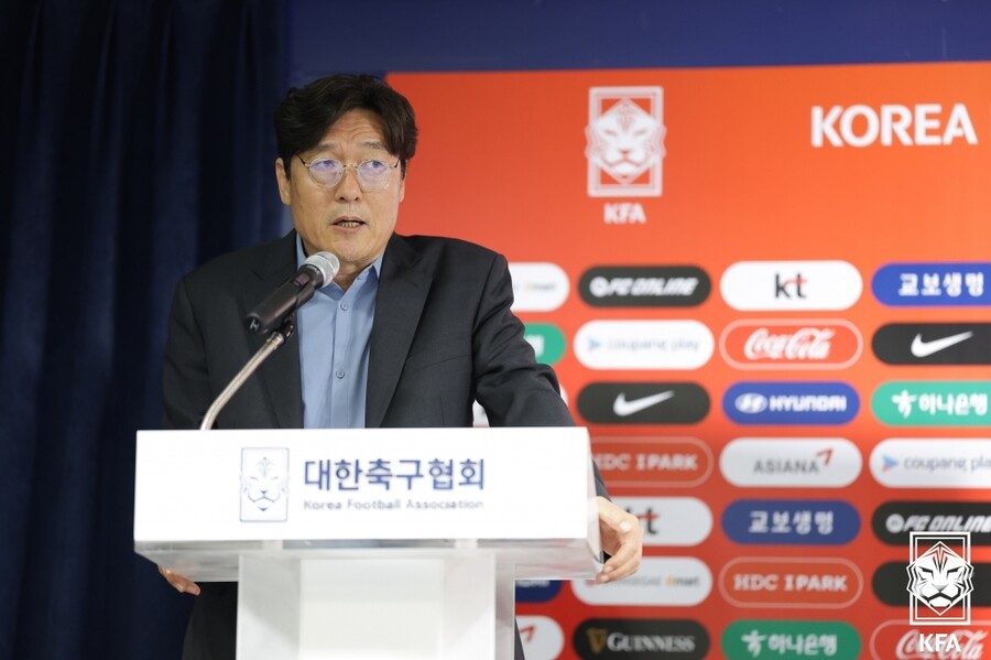 ▲ 정해성 국가대표전력강화위원장이 돌연 사퇴하면서 국가대표팀 차기 사령탑 선임 작업은 이제 이임생 대한축구협회 기술이사가 이어받았다. 이임생 기술이사는 전력강화위가 선정한 외국인 지도자를 면담하기 위해 곧 출국할 것으로 알려졌다.  ⓒ대한축구협회