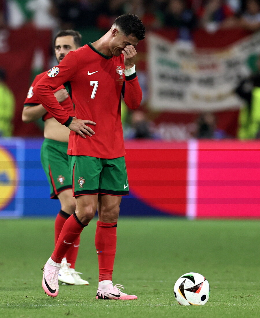 ▲ 포르투갈은 독일 프랑크푸르트에서 열린 슬로베니아와 유럽축구연맹(UEFA) 유럽선수권대회(유로2024) 16강전에서 엄청난 혈전을 했다. 90분 동안 이기지 못하고 연장전에 돌입한 뒤 승부차기에서 슬로베니아를 제압했다. 호날두를 최전방에서 풀타임을 뛰었다. 90분 정규 시간 내 득점하지 못했던 포르투갈이었고 호날두는 총 슈팅 6개를 때렸다. 연장전 페널티킥 선언에 키커는 호날두였는데 오블락에게 동선이 읽혀 득점하지 못했다 ⓒ연합뉴스/로이터