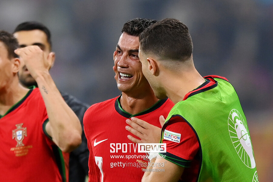 ▲ 포르투갈은 독일 프랑크푸르트에서 열린 슬로베니아와 유럽축구연맹(UEFA) 유럽선수권대회(유로2024) 16강전에서 엄청난 혈전을 했다. 90분 동안 이기지 못하고 연장전에 돌입한 뒤 승부차기에서 슬로베니아를 제압했다. 호날두를 최전방에서 풀타임을 뛰었다. 90분 정규 시간 내 득점하지 못했던 포르투갈이었고 호날두는 총 슈팅 6개를 때렸다. 연장전 페널티킥 선언에 키커는 호날두였는데 오블락에게 동선이 읽혀 득점하지 못했다