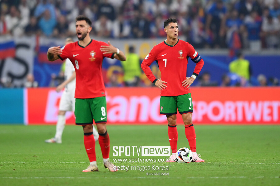 ▲ 포르투갈은 독일 프랑크푸르트에서 열린 슬로베니아와 유럽축구연맹(UEFA) 유럽선수권대회(유로2024) 16강전에서 엄청난 혈전을 했다. 90분 동안 이기지 못하고 연장전에 돌입한 뒤 승부차기에서 슬로베니아를 제압했다. 호날두를 최전방에서 풀타임을 뛰었다. 90분 정규 시간 내 득점하지 못했던 포르투갈이었고 호날두는 총 슈팅 6개를 때렸다. 연장전 페널티킥 선언에 키커는 호날두였는데 오블락에게 동선이 읽혀 득점하지 못했다